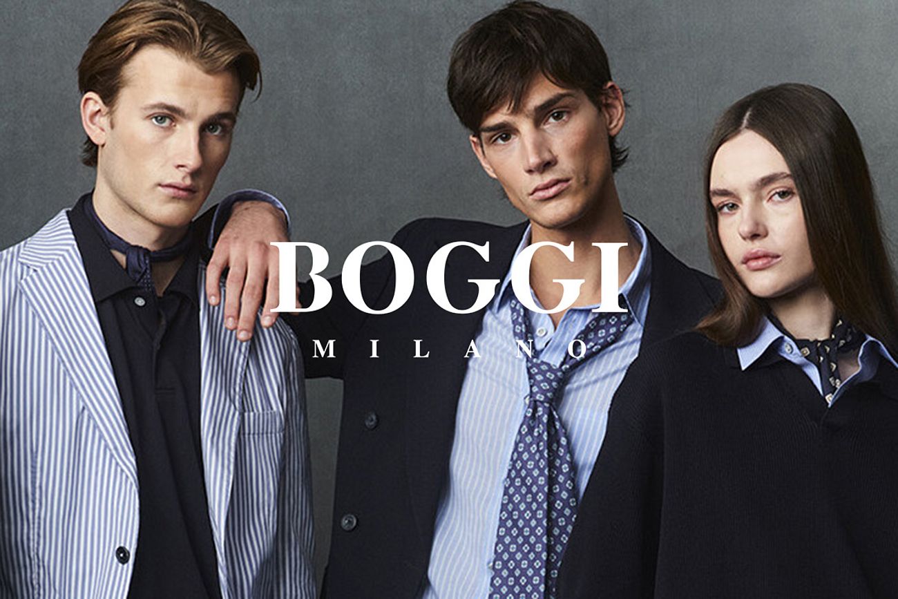 Due uomini e una donna sono in piedi uno accanto all'altro. Hanno un'aria molto seria e distaccata.