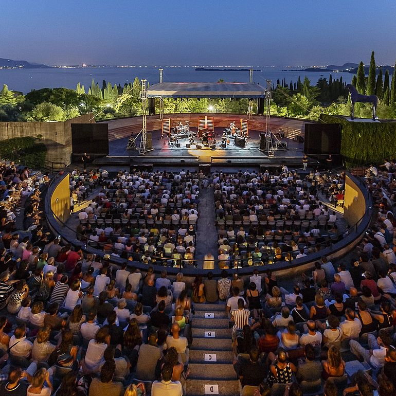 Giunto alla sua quindicesima edizione, il Festival del Vittoriale Tener-a-mente si conferma tra gli appuntamenti culturali più attesi dell’estate italiana. 