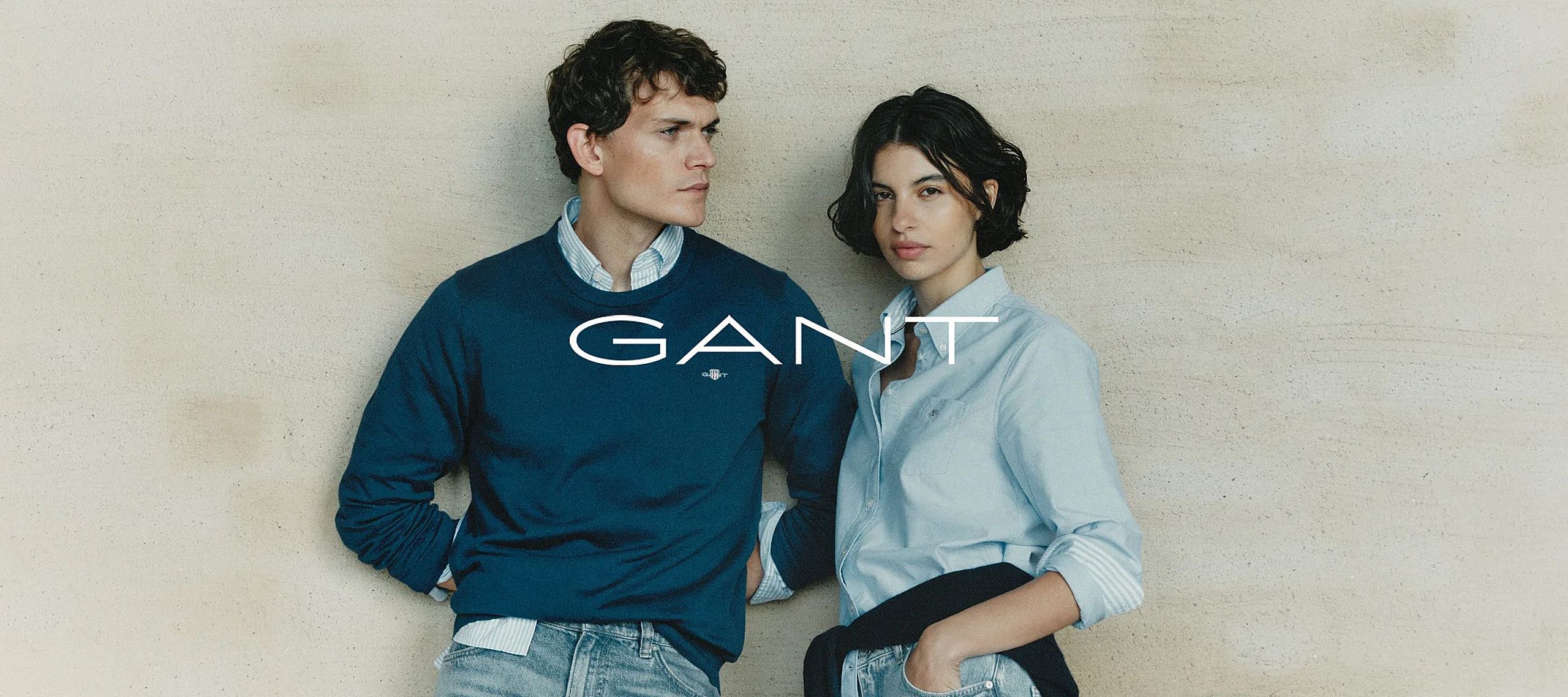 Un uomo e una donna appoggiati a un muro