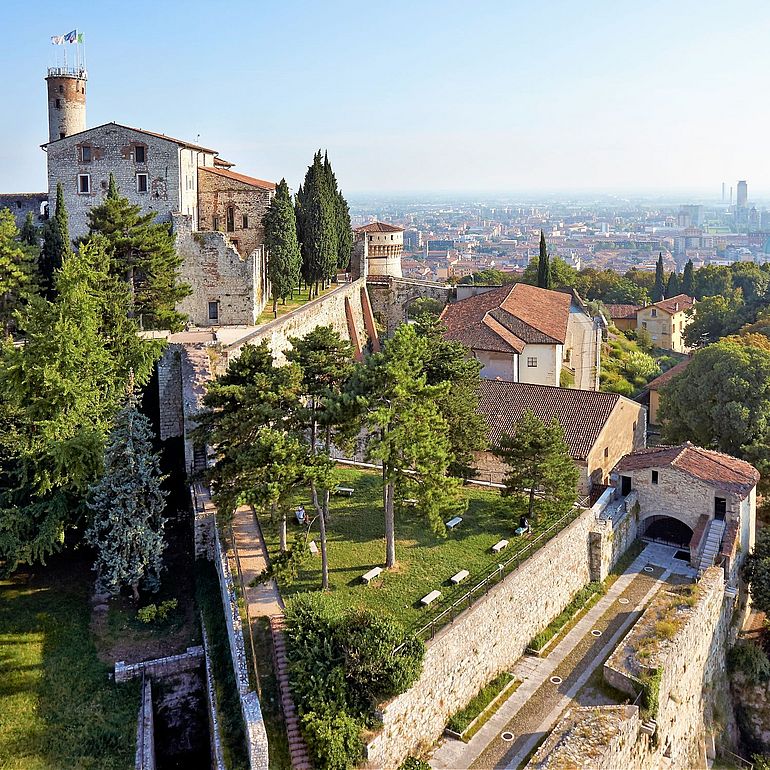Il Castello di Brescia , con Museo delle Armi "Luigi Marzoli" e Museo del Risorgimento "Leonessa d'Italia"