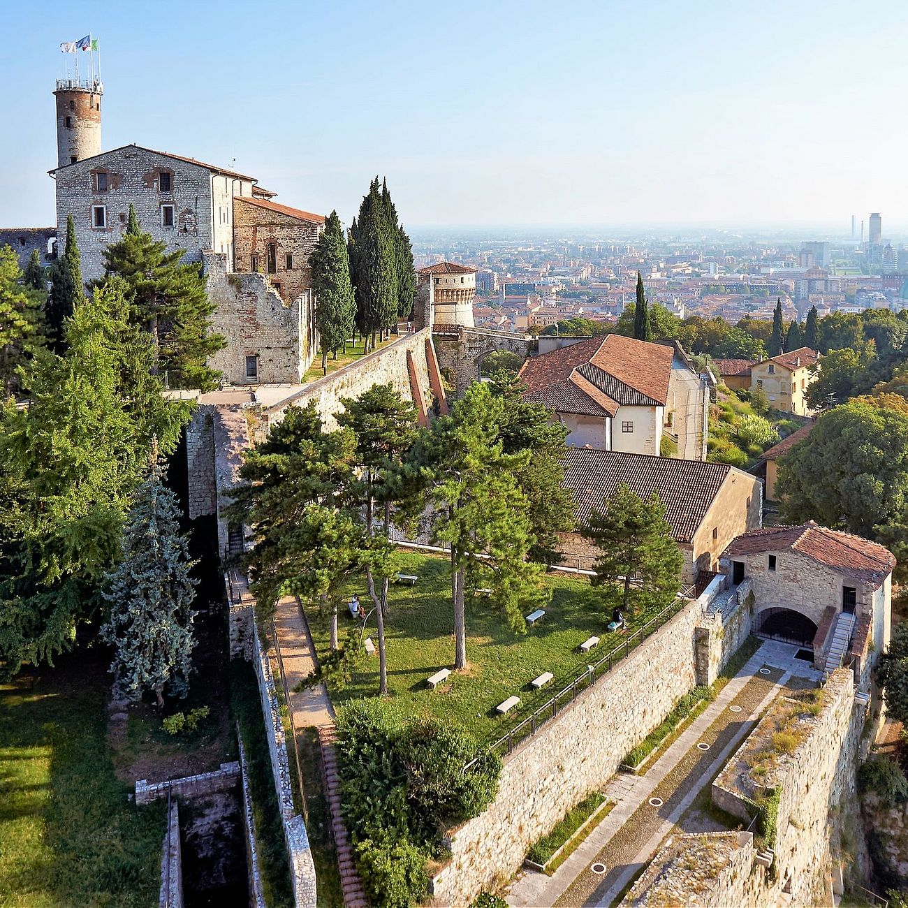 Il Castello di Brescia , con Museo delle Armi "Luigi Marzoli" e Museo del Risorgimento "Leonessa d'Italia"