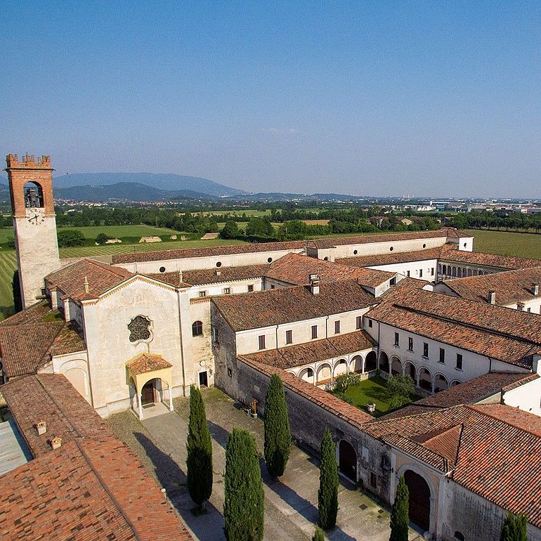L’ Abbazia Olivetana Benedettina dedicata ai Santi Nicola e Paolo VI è sicuramente il complesso religioso più conosciuto della Franciacorta.
