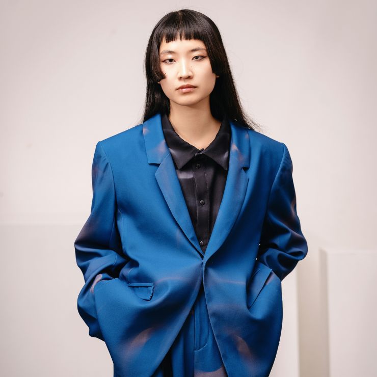 Una donna indossa un completo oversize. Questa immagine viene utilizzata per rappresentare un look business.