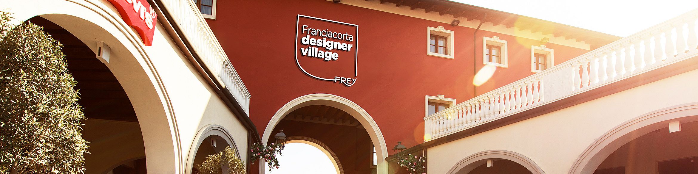 4 persone, 2 uomini e 2 donne, si trovano uno di fronte all'altro nel Franciacorta Designer Village e conversano.