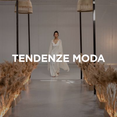 Una donna cammina lungo una passerella. L'immagine viene utilizzata come immagine teaser per promuovere le tendenze della moda.