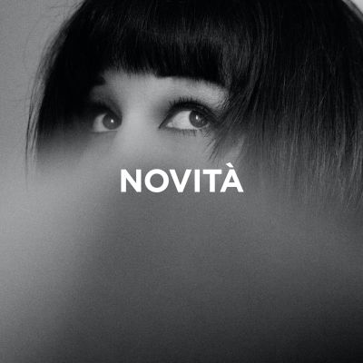 Viene mostrata la parte superiore del viso di una donna. Si vedono solo la frangia sulla fronte e gli occhi. L'immagine funge da teaser per le notizie.