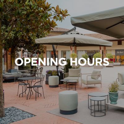 L'immagine mostra una parte del Franciacorta Designer Village. L'immagine riporta inoltre il titolo “Orari di apertura”