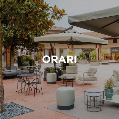 L'immagine mostra una parte del Franciacorta Designer Village. L'immagine riporta inoltre il titolo: Orari di apertura