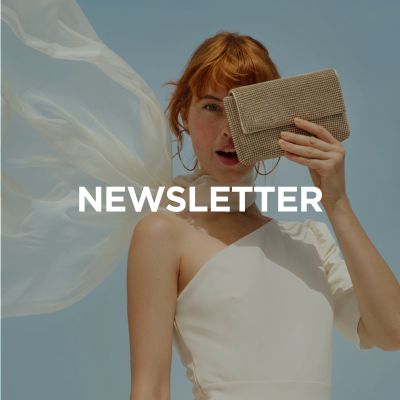Una donna si copre il viso con una pochette. Sopra l'immagine c'è la scritta “Newsletter”.
