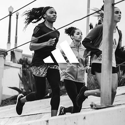 Tre donne in abbigliamento sportivo sono raffigurate mentre corrono. Il logo Adidas è posizionato al centro dell'immagine.